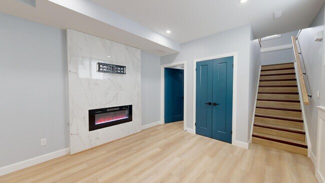 Photo du bâtiment - ULTRA MODERN ONE BEDROOM WITH SIX APPLIANCES