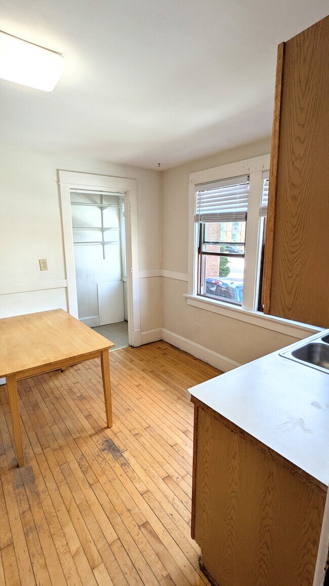Cocina con despensa - 308 S Broom St