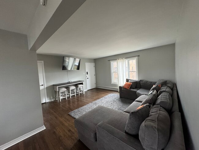 Foto del edificio - 1557 Monroe Ave