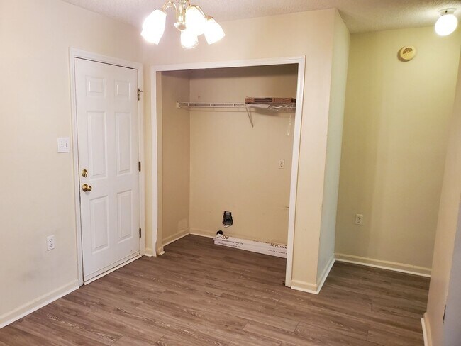 Building Photo - **Available Now** Spacious 3 Bedroom 2 Bat...