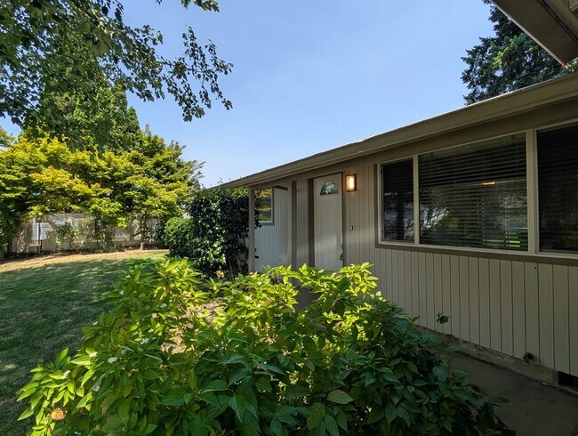 Building Photo - Beautiful 3 bedroom/2.5 bath home with fantastic yard!