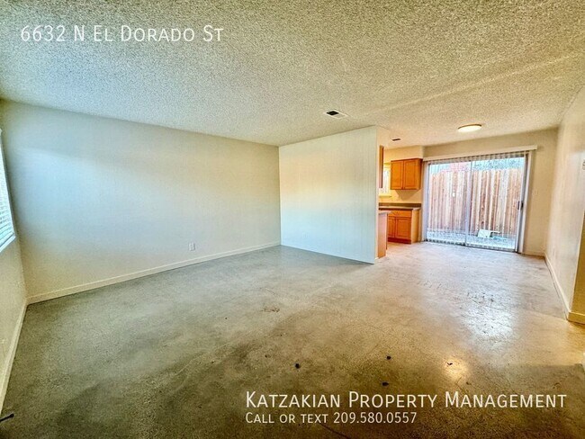 Building Photo - Updated Single-Story 2-Bedroom 1-Bath Triplex