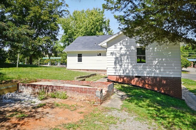 Foto del edificio - Four Bedroom Home!