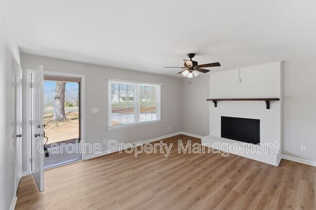 Foto del edificio - 527 Wilson Farm Rd