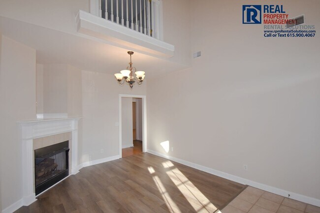 Building Photo - Charming 3 bd 2.5 ba townhouse! Washer/dryer included and attached garage!