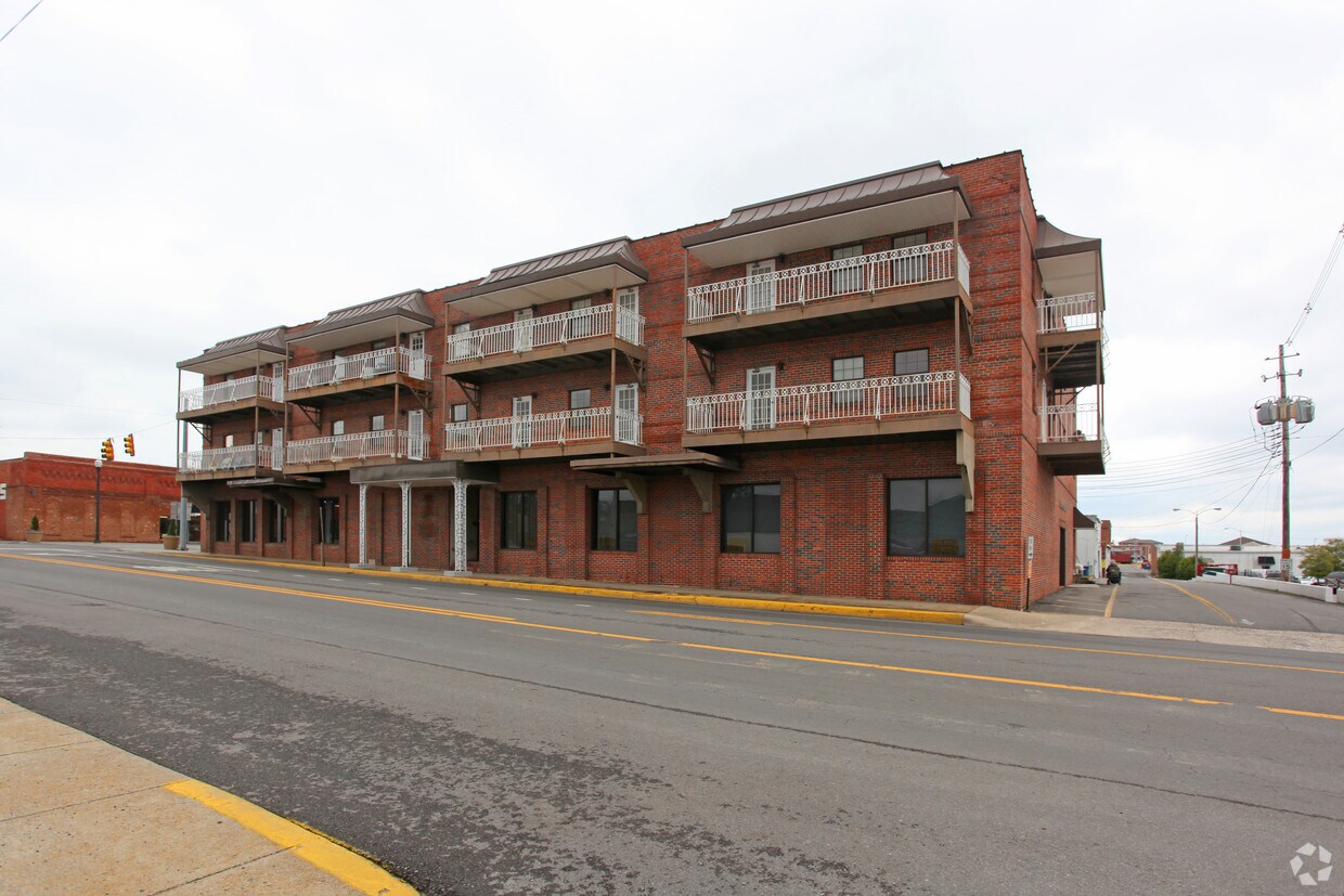 Building Photo - 75 and Main