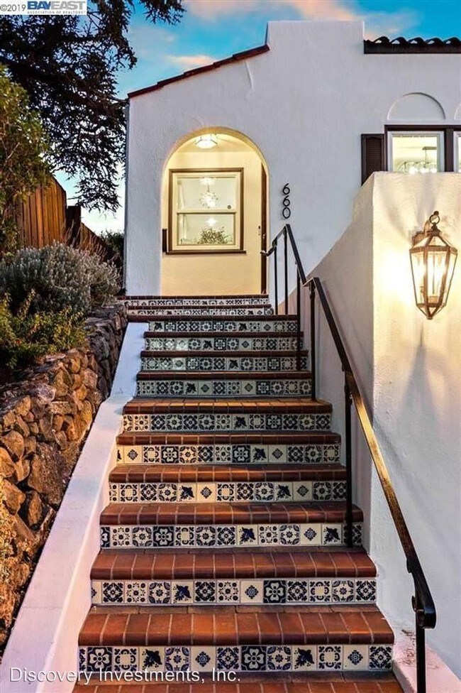 Foto del edificio - 2 br, 1 bath House - 660 Fairmount Ave.
