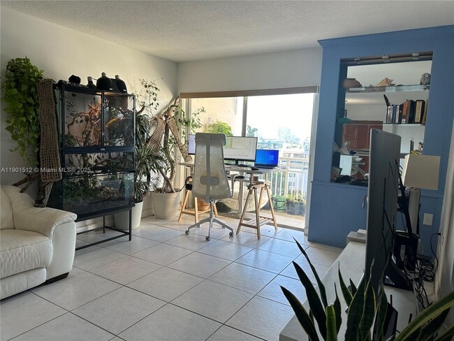Building Photo - 400 Kings Point Dr