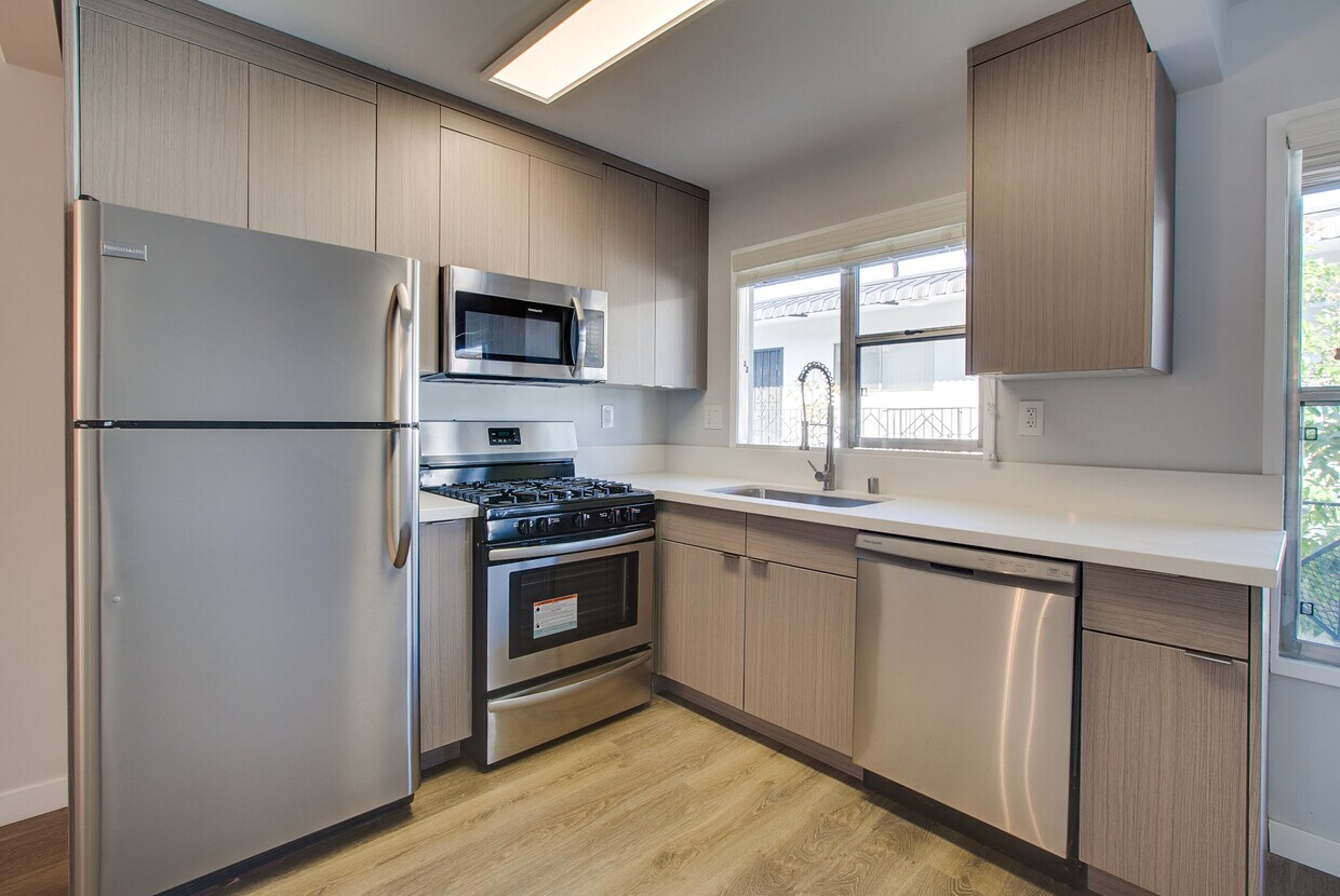 KITCHEN - 750 N Hayworth Ave