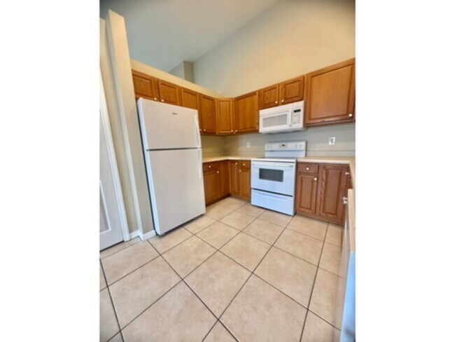 Foto del edificio - First Month Free! Available Now! 2 Bed 2 Bath Located SE Cape Coral