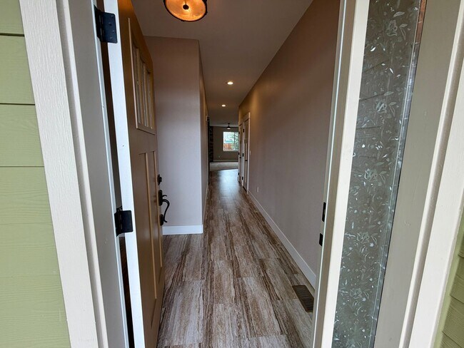 Building Photo - 3 Bedroom 2 Bath Single Family House