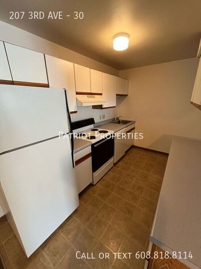 Building Photo - 207 3rd Ave