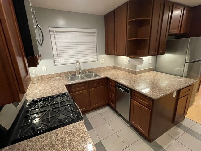 Kitchen view A - 4844 Daisy St