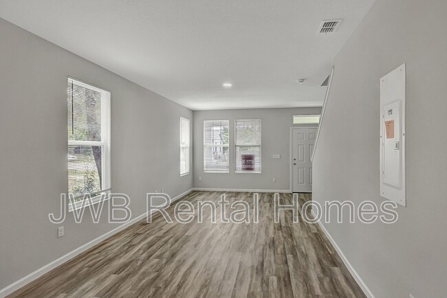 Building Photo - 715 Pippin St