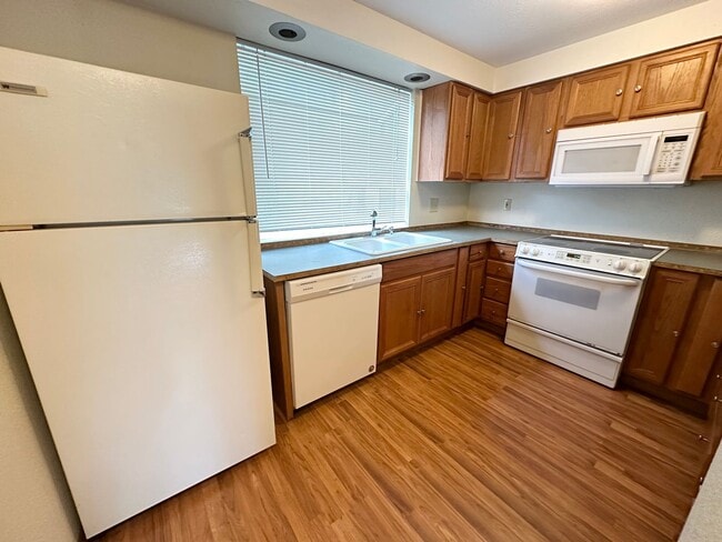 Building Photo - Ideal 2 Bedroom 2 Bathroom Lower Level Unit - Backs to Beautiful Greenspace!