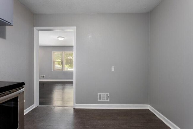 Foto del edificio - Ready for Move-in Home at Raytown! Nestled on dead end street off Raytown Road for rent 3 bedroom...