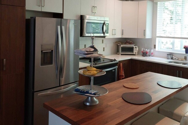 Building Photo - 5858 142 St