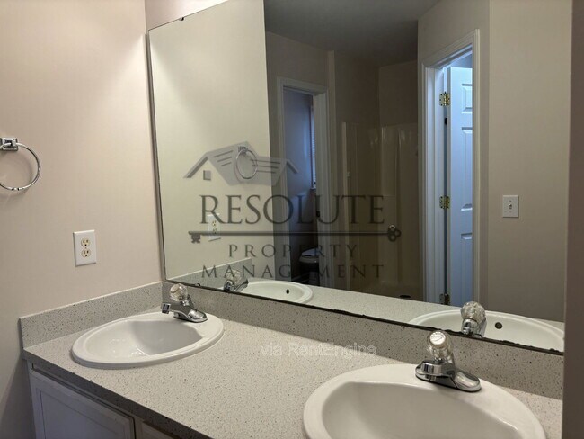 Foto del edificio - 928 Amersham Ln