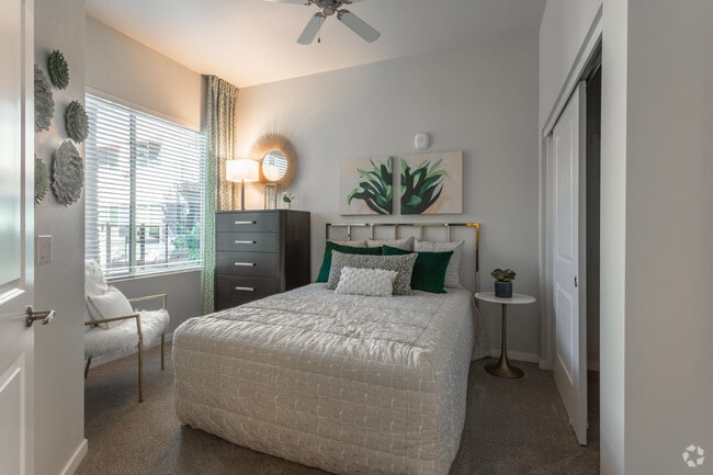 2BR, 2BA - Broadway - 846 SF - Metro 101