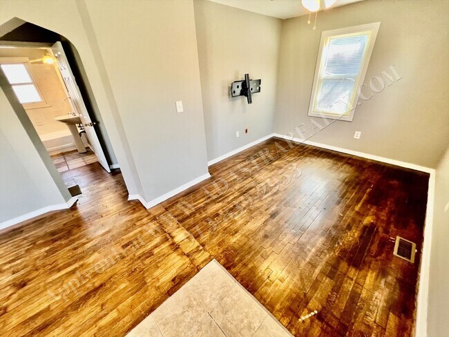 Building Photo - ADORABLE and CLEAN home in KCK-Available N...