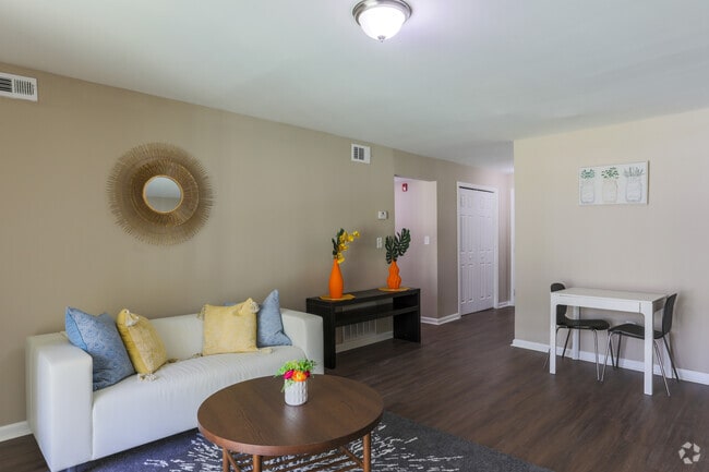 1BR, 1BA - 650 SF - Creekside Forest Apartments