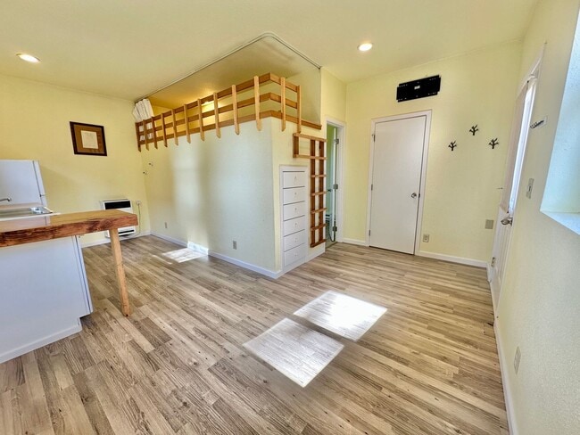 Foto del edificio - Bright & Sweet 1 Bedroom + Bonus Loft Home in McKinleyville