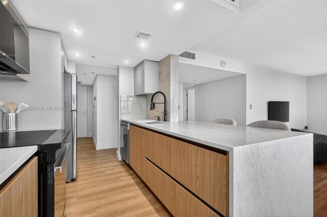 Foto del edificio - 2555 Collins Ave