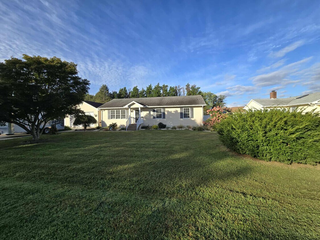 Foto principal - 18344 Locust Ln