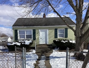 Building Photo - 806 S Albert Ave