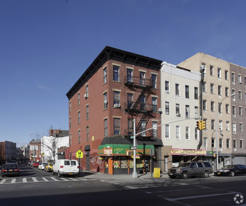 Foto principal - 891 Grand St