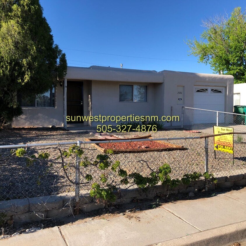 Foto principal - 3 Bedroom, 2 Bath, 1 Car Garage with Fence...