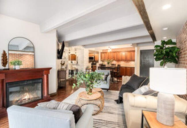Building Photo - Cute 2 Bed Furnished Condo in Old Town