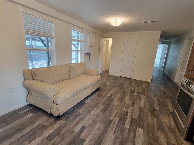 Foto del edificio - 5700 Holiday Park Blvd