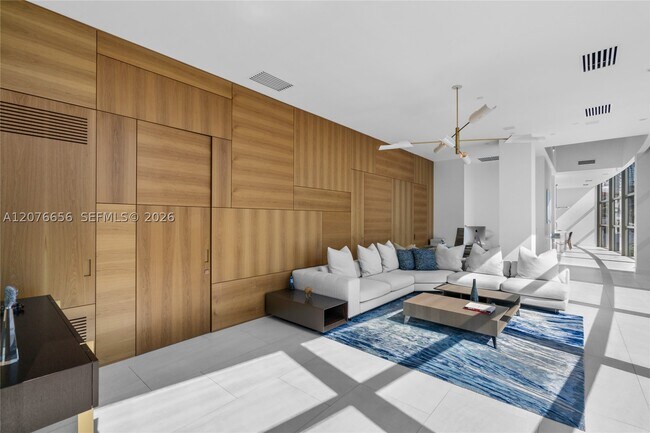 Foto del edificio - 5875 Collins Ave