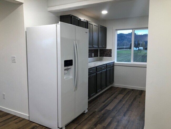 Foto del edificio - Updated 4 Bedroom House With Country Setting