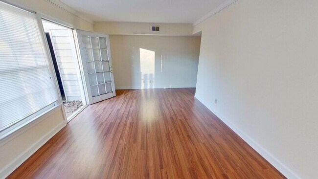 Building Photo - 2841 Tully Square