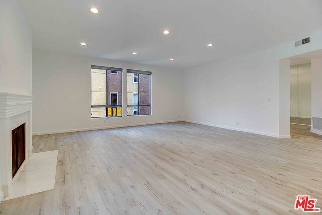 Building Photo - 450 N Oakhurst Dr