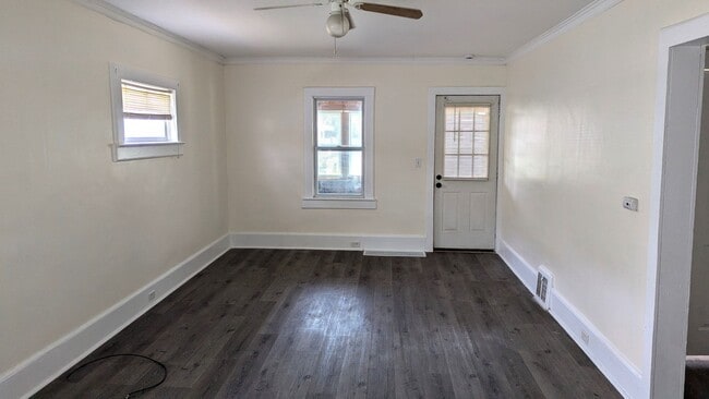 Building Photo - 1138 E Larch Ave