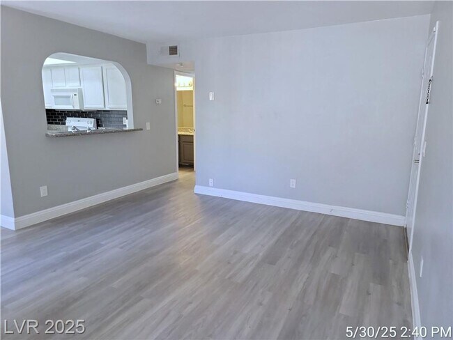 Foto del edificio - Upgraded Ground-Floor Gem in Gated Green V...