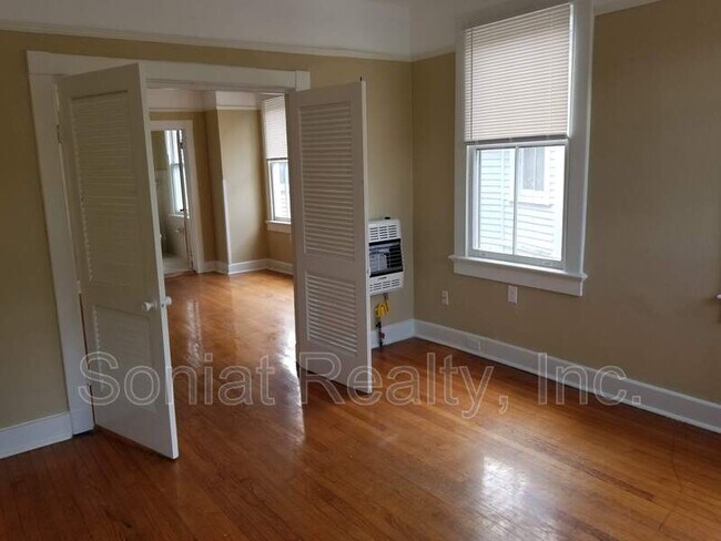 Building Photo - 5324 Prytania St