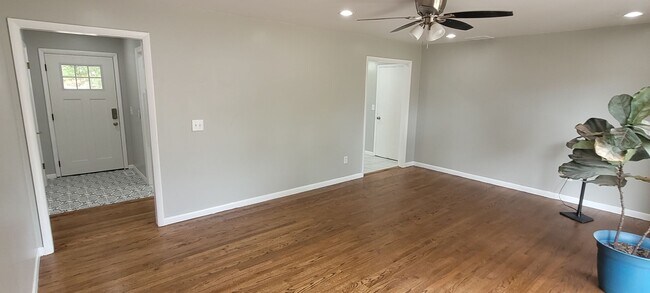 Foto del edificio - Remodeled 3 bedroom 2 bathroom house with 2 car garage and fenced yard