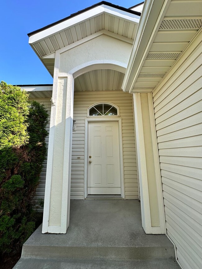 Building Photo - Newly Renovated Ranch Style Home