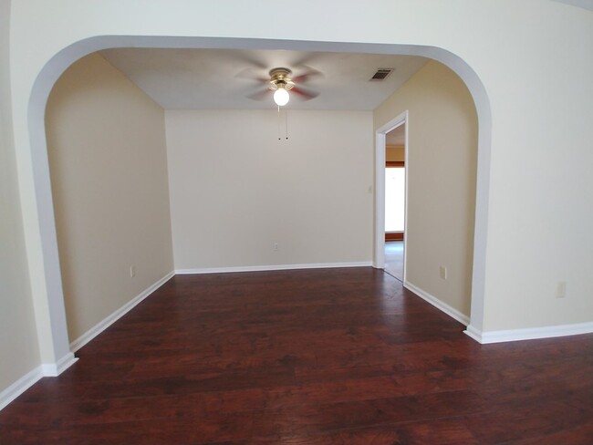 Building Photo - 2203 Friar Tuck Ln
