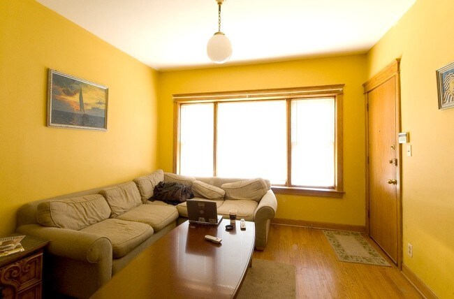 Foto del edificio - 3810 N Greenview Ave