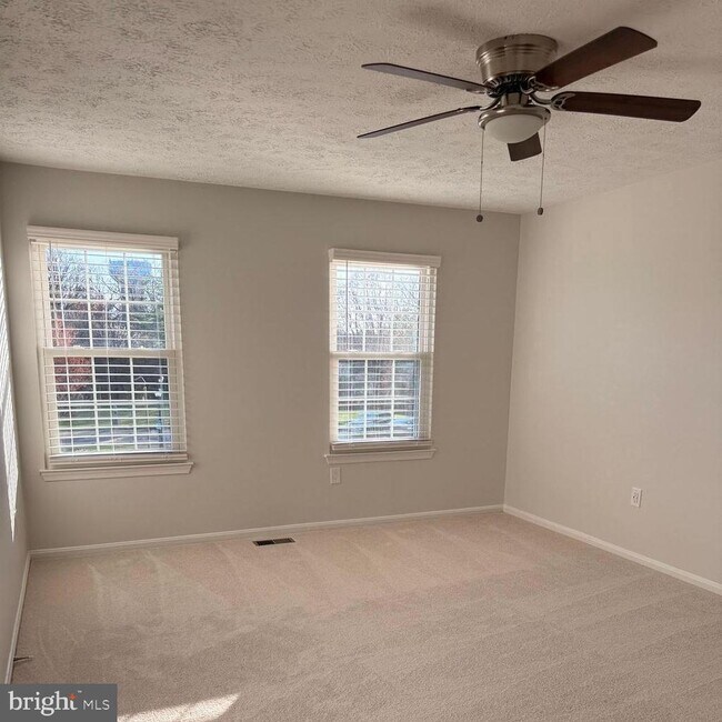 Foto del edificio - 2401 W Rosecroft Village Cir