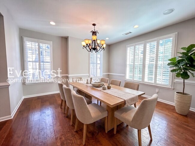 Building Photo - 4 Bed/3.5 Bath Town Home with Garage / Pet-Friendly / Available Now!