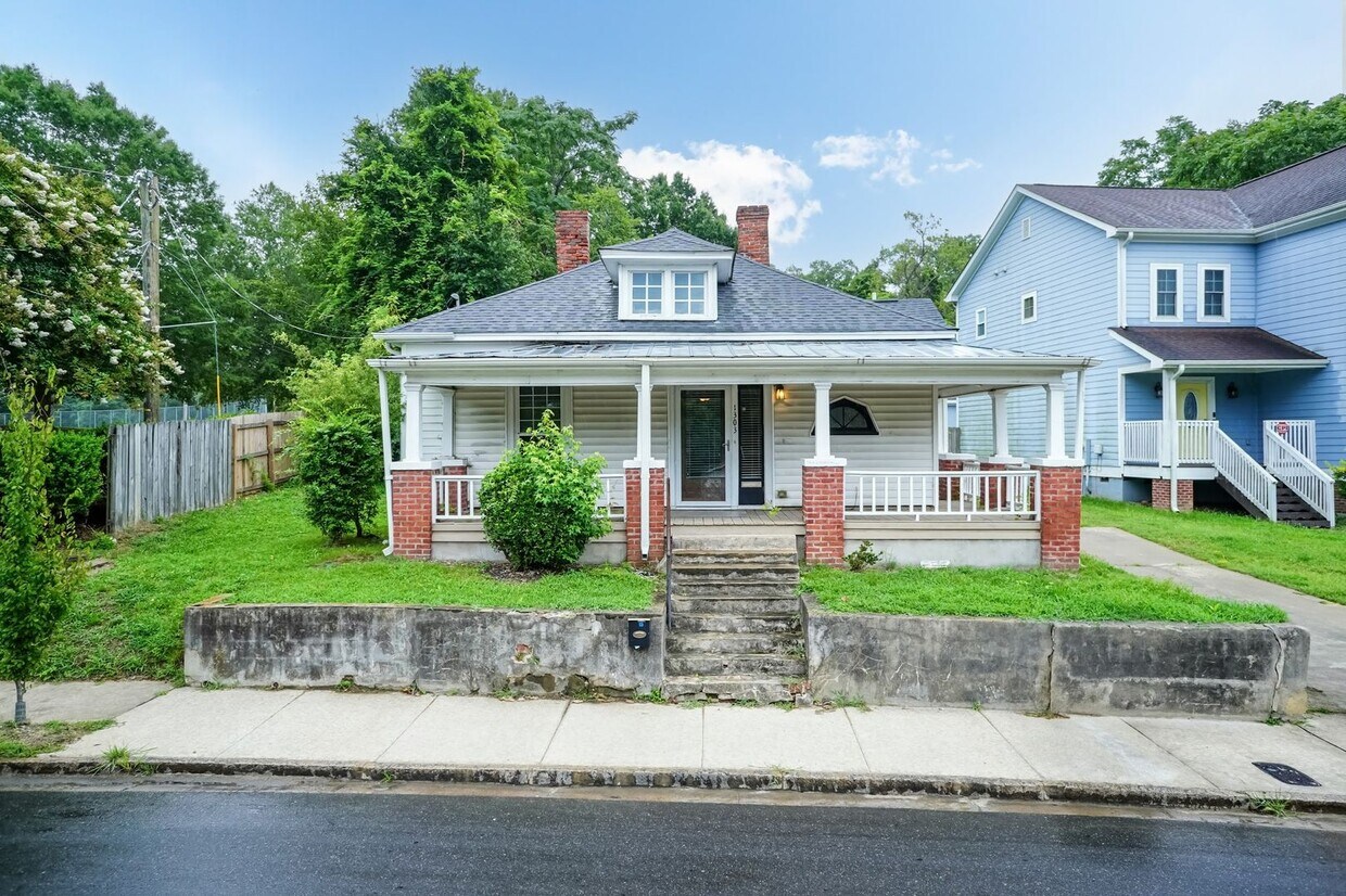 Foto principal - Three Bedroom Home!
