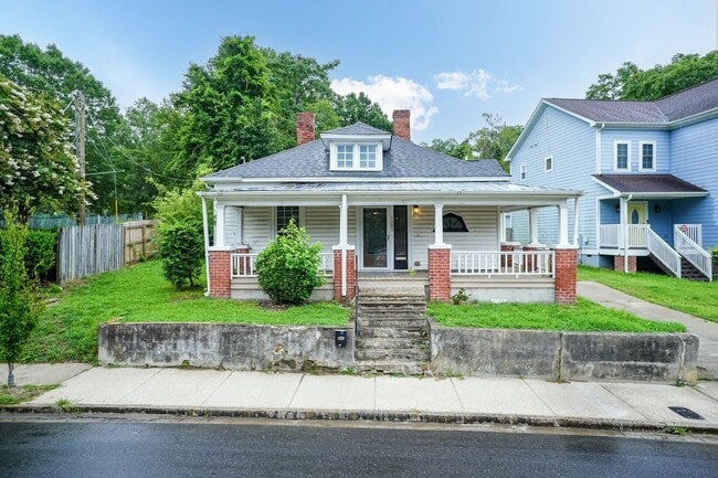 Building Photo - Charming Three Bedroom Home!