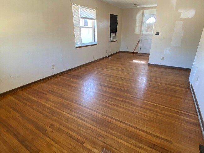 Building Photo - East Side 1 bedroom with hardwood floors