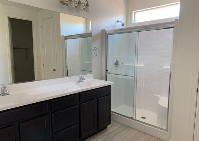 Foto del edificio - COMING SOON!  This stunning 4-bedroom, 2-b...